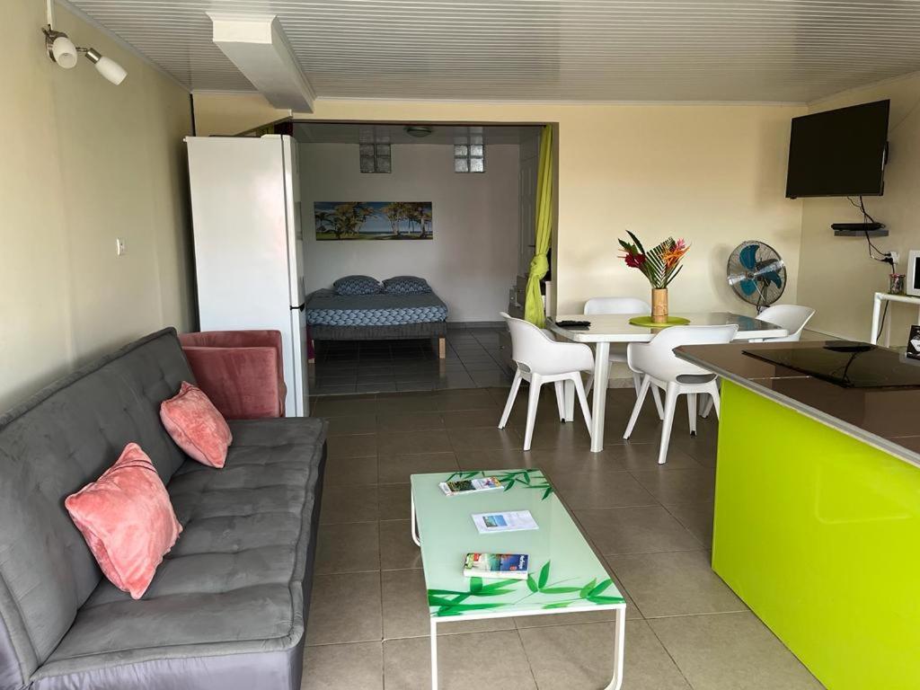 Posezení v ubytování Agréable appartement en rez-de-jardin à 450m de la mer