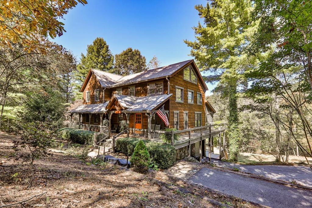 a large wooden house in the woods at Ivylog Creek Getaway in Young Harris