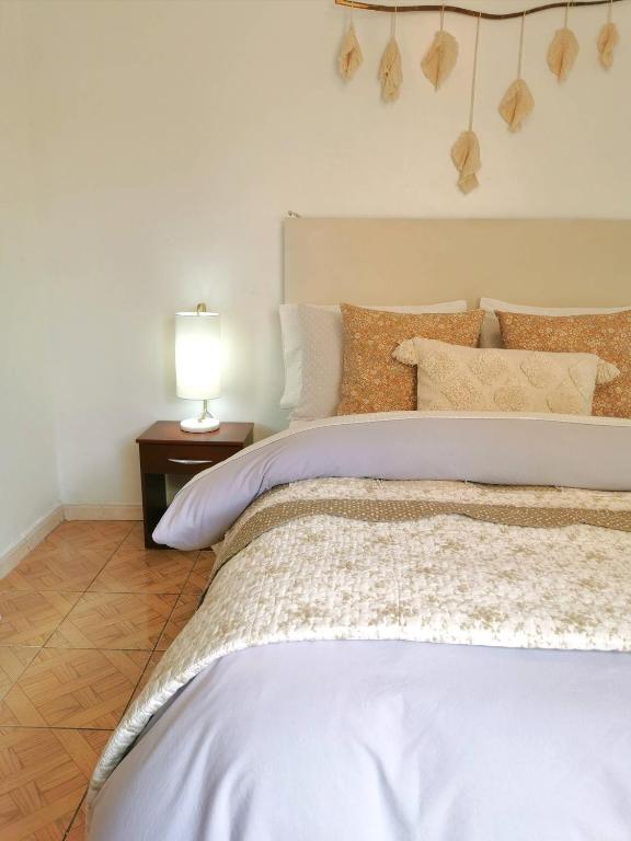 Postel nebo postele na pokoji v ubytování Cusco Kintu House