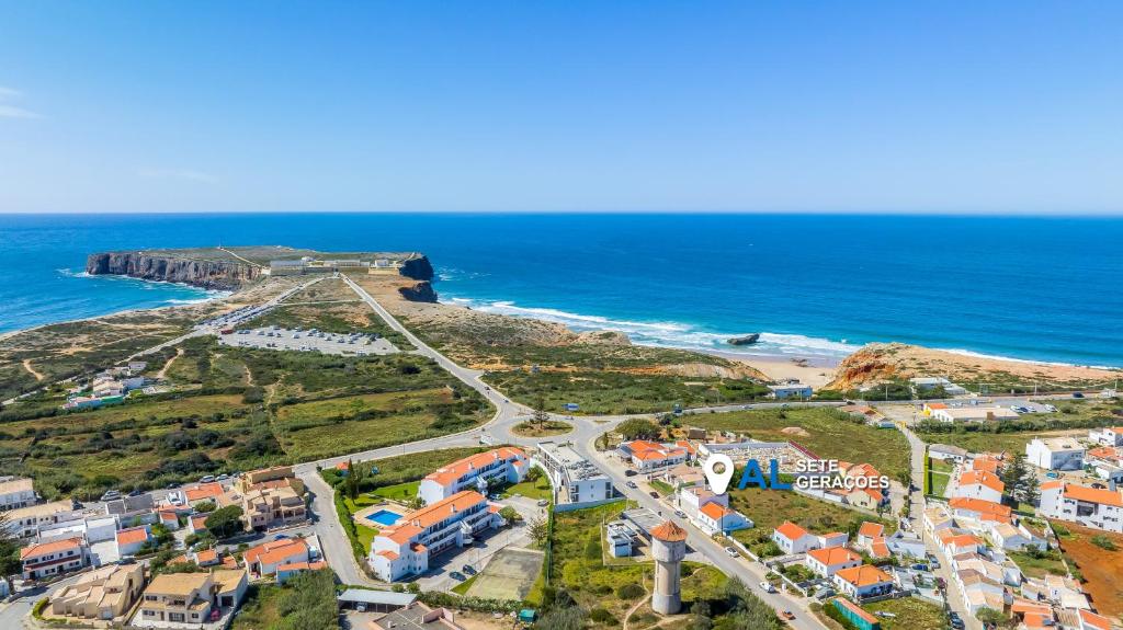 una vista aérea de una ciudad en la playa en Casa 7 Gerações, en Sagres
