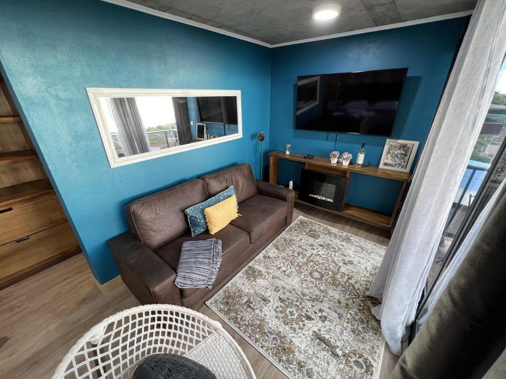 TV a/nebo společenská místnost v ubytování Victoria Ocean View Room