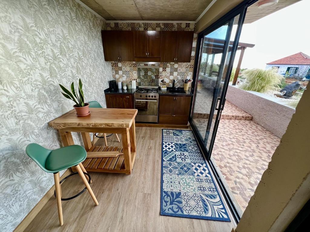 Kuchyň nebo kuchyňský kout v ubytování Victoria Ocean View Room