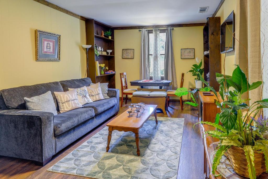een woonkamer met een bank en een salontafel bij Covington Vacation Rental with Private Yard in Covington