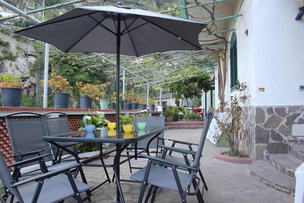 - une table et des chaises avec un parasol sur la terrasse dans l'établissement Marella, à Minori