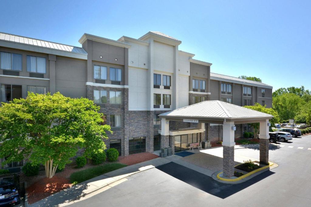 un edificio de apartamentos con un cenador frente a él en Holiday Inn Express Raleigh-Durham Airport, an IHG Hotel en Morrisville