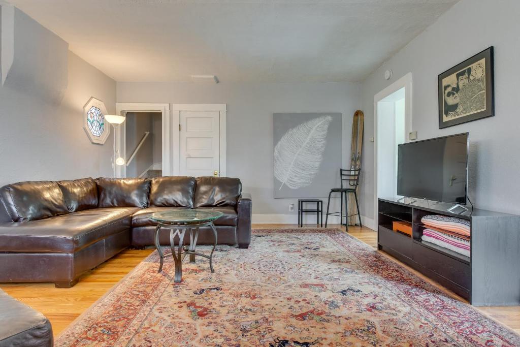 uma sala de estar com um sofá de couro e uma televisão em Denver Home with Fireplace - Near Golf and Restaurants em Denver