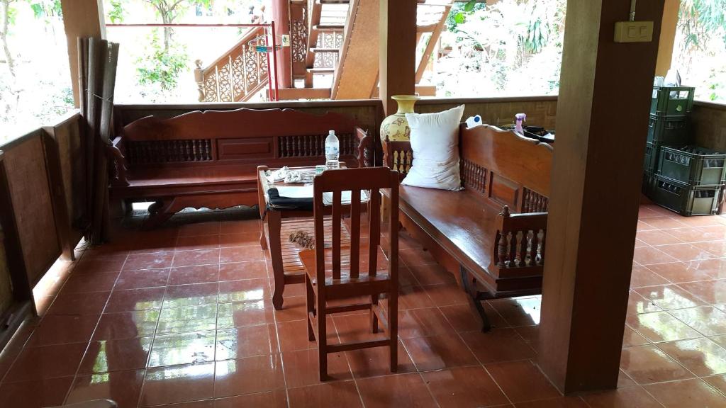 ein Esszimmer mit einem Tisch und einem Klavier in der Unterkunft Topp Villa Garden in Pai