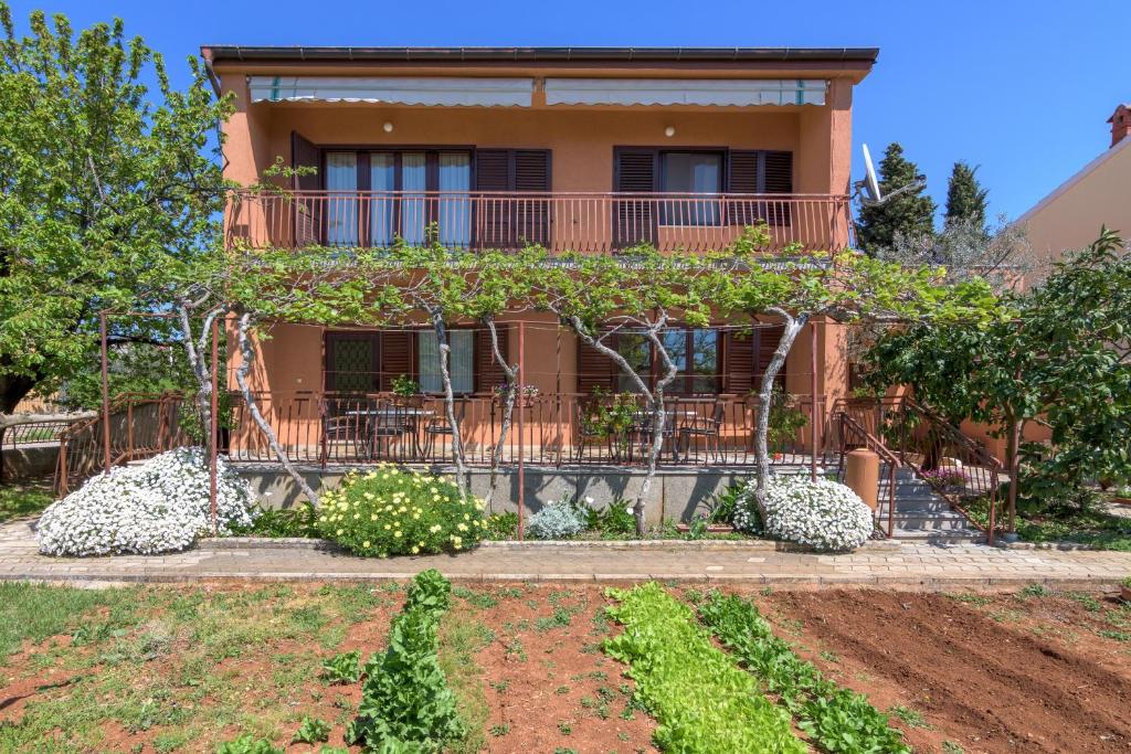 Apartments with parking space Fazana - 20822