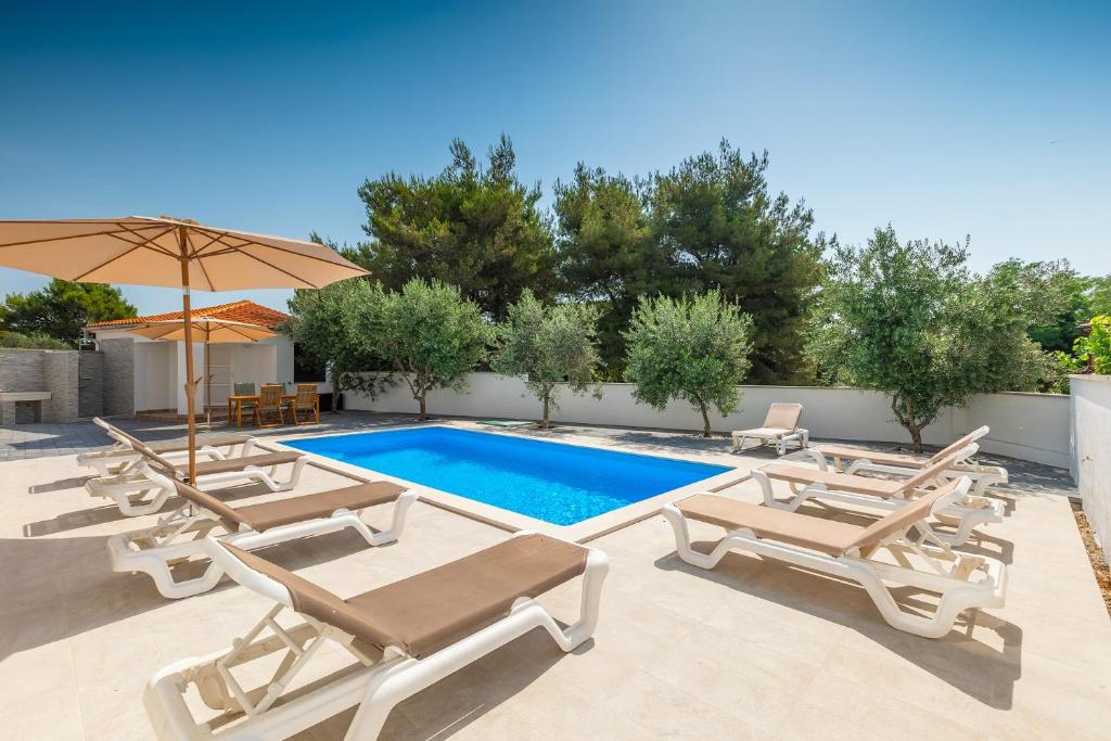 Family-friendly apartments with swimming pool Medulin - 20909