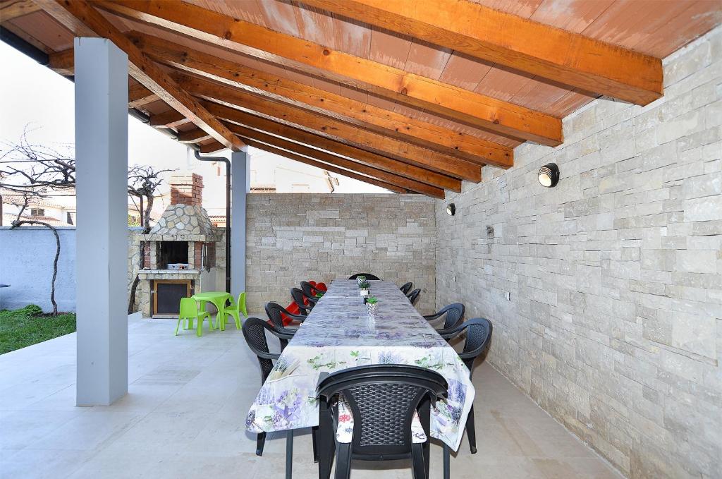 Apartments with parking space Medulin - 21025
