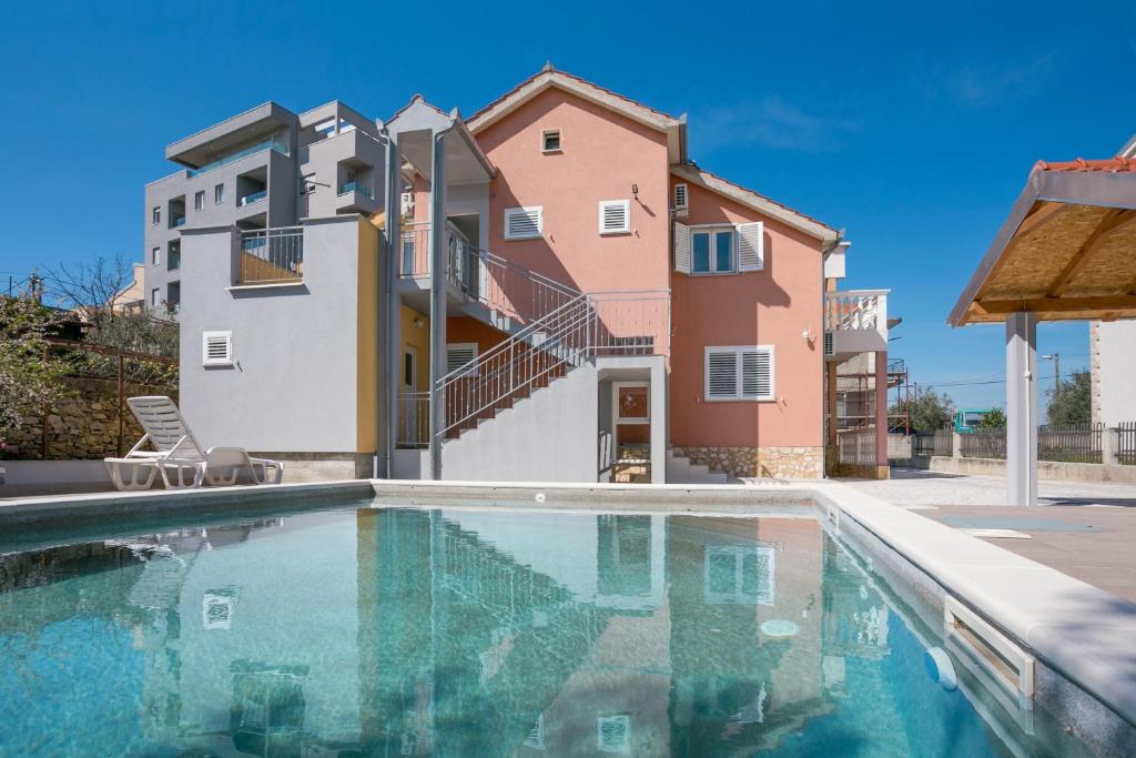 Family-friendly apartments with swimming pool Split - 21026