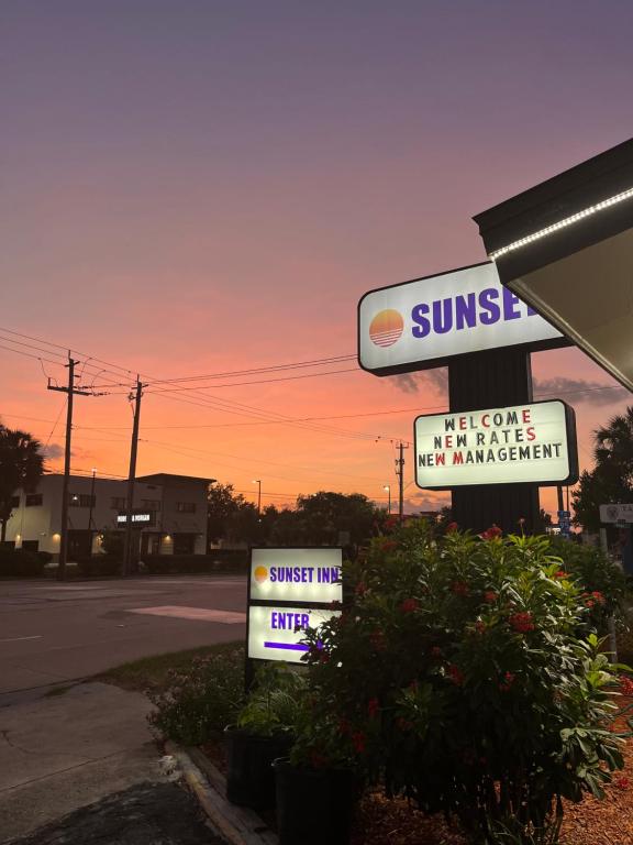 un panneau indiquant la station-service ensoleillée avec un coucher de soleil en arrière-plan dans l'établissement Sunset Inn Historic District St. - St. Augustine, à Saint Augustine