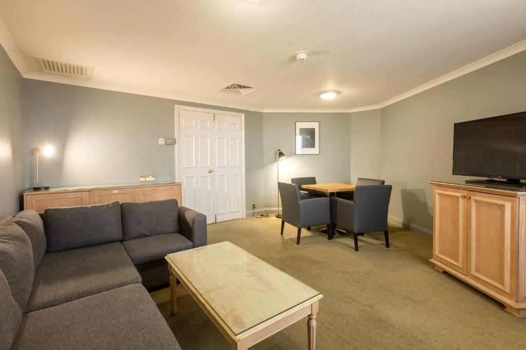Holiday Inn London Sutton, an IHG Hotel - King Suite With Living Area