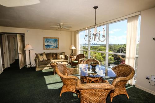 ein Wohnzimmer mit einem Glastisch und Stühlen in der Unterkunft Lovers Key Resort 308 in Fort Myers Beach