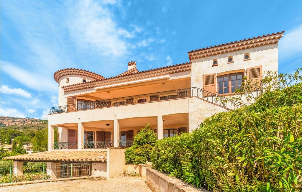 un grand bâtiment avec un balcon au-dessus dans l'établissement Domaine De La Bastide Da, à Agay