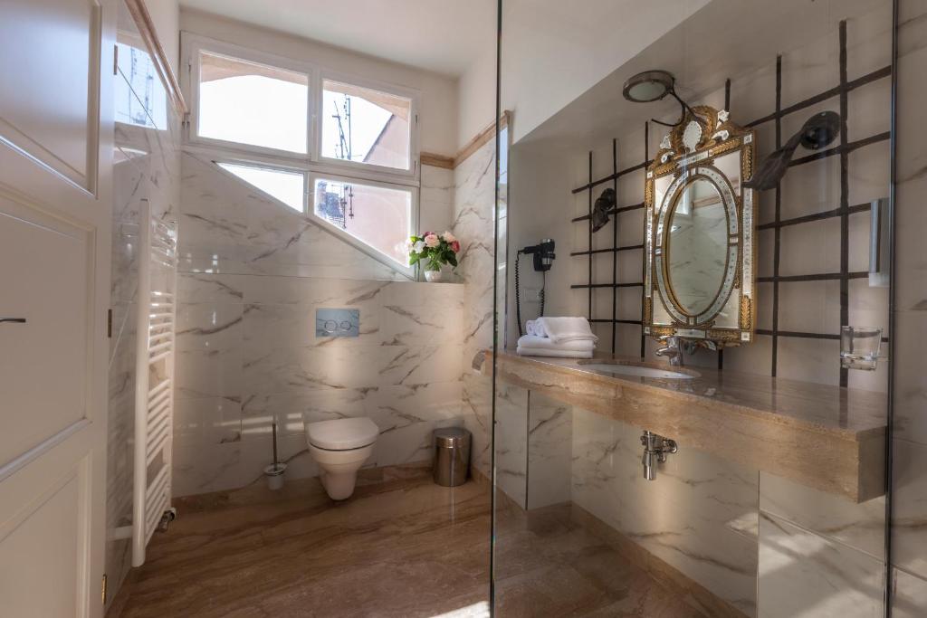 Koupelna v ubytování Little King Hotel U Malvaze