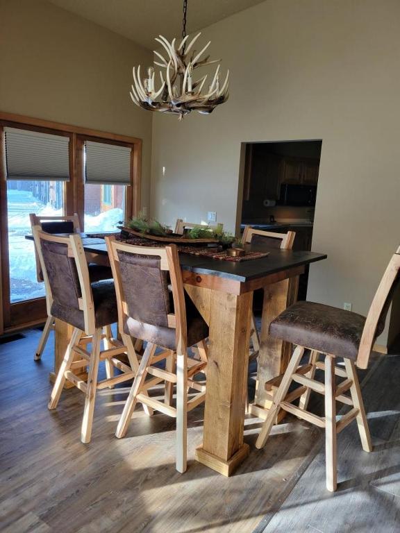 Whitetail Lodge - Three-Bedroom Apartment