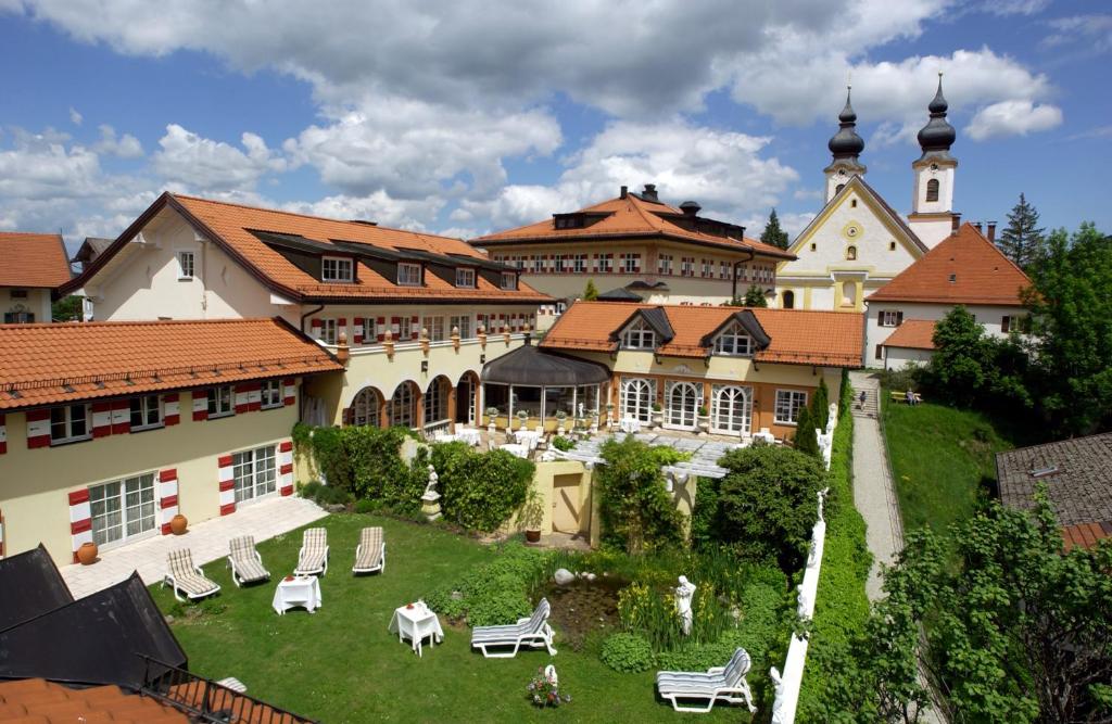 un grupo de edificios con un patio y una iglesia en Residenz Heinz Winkler en Aschau im Chiemgau