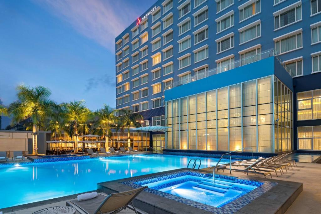 una piscina frente a un hotel en Guyana Marriott Hotel Georgetown, en Georgetown