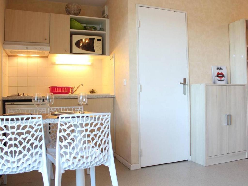 Zdjęcie z galerii obiektu Studio cabine idéal, proche plage, parking privé, résidence sécurisée - FR-1-246-654 w La Rochelle