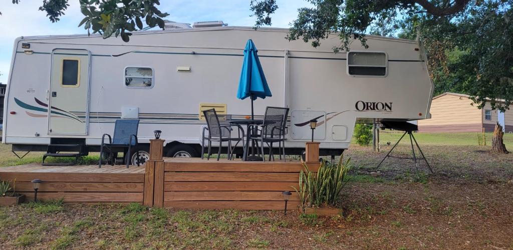 クラモントにあるHomey Fifth Wheel Havenのテーブルと椅子、傘付きのrv