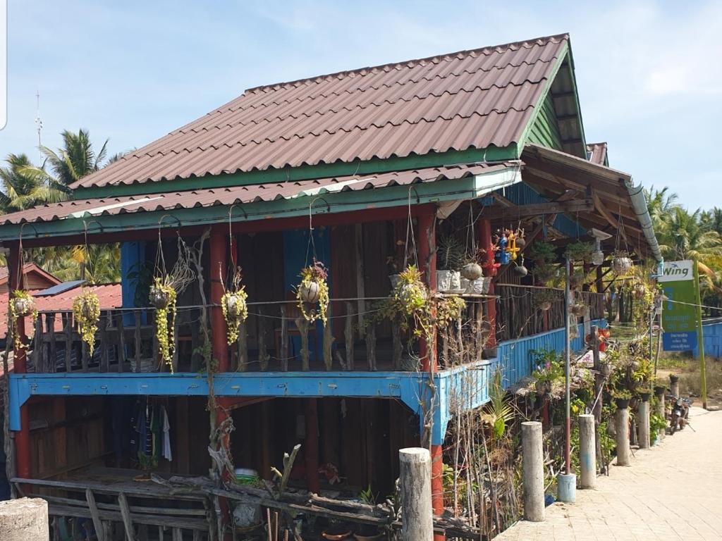 un bâtiment bleu avec des plantes sur son côté dans l'établissement Seng Long Guesthouse, à Kaôh Rŭng (5)