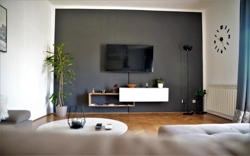 TV a/nebo společenská místnost v ubytování Kosante - luxury apartment - 150 m2 with fitness room