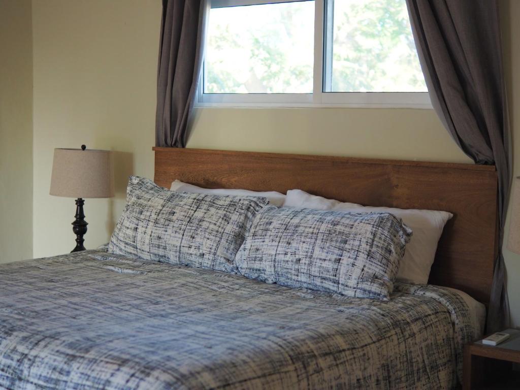 - une chambre avec un lit et une fenêtre dans l'établissement Mystic Breeze, à El Pescadero