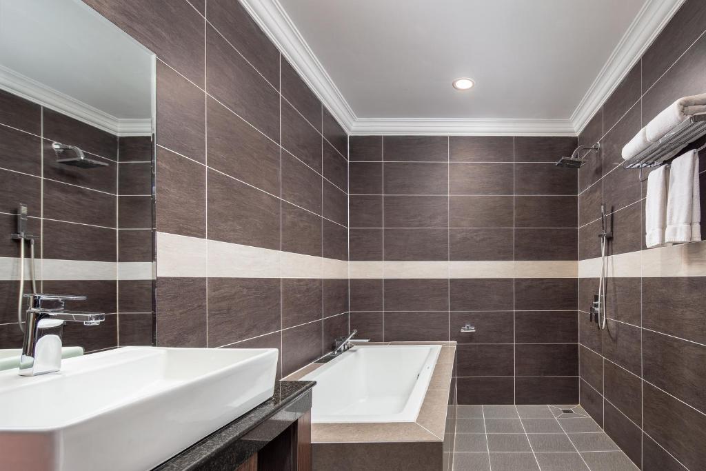 Koupelna v ubytování HM Grand Central Hotel