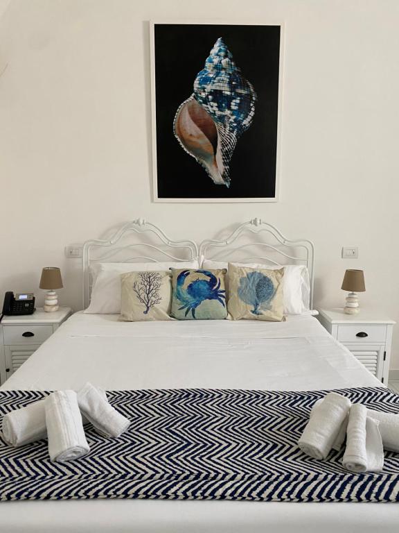 Un dormitorio con una cama blanca con almohadas. en Villa Spring, en Meta