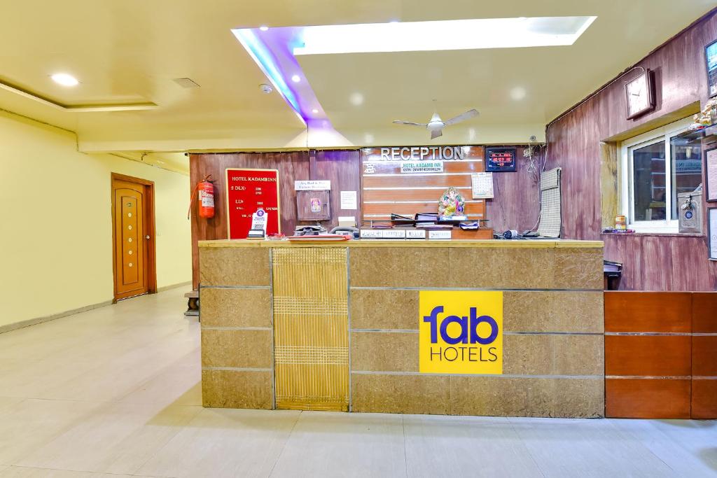 um restaurante de fast food com um balcão num quarto em FabHotel Kadamb Inn em Ahmedabad