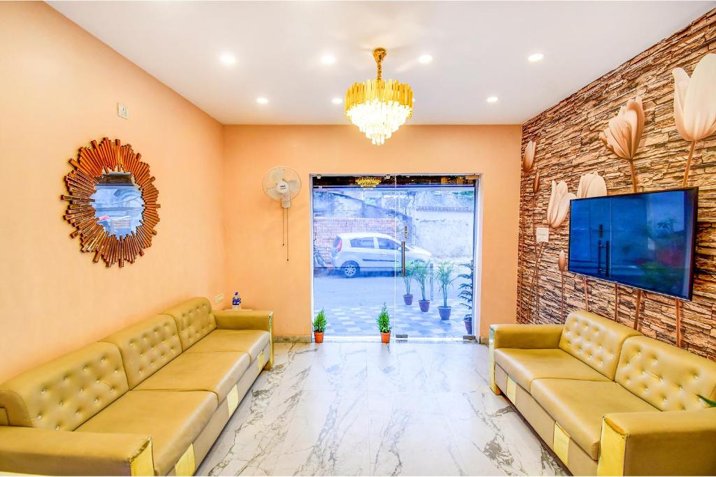 TV a/nebo společenská místnost v ubytování FabHotel Aqua Tulip - Nr Milan Mela
