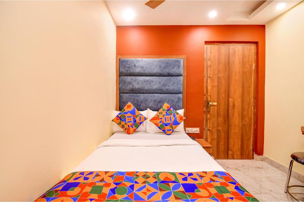 Postel nebo postele na pokoji v ubytování FabHotel Aqua Tulip - Nr Milan Mela