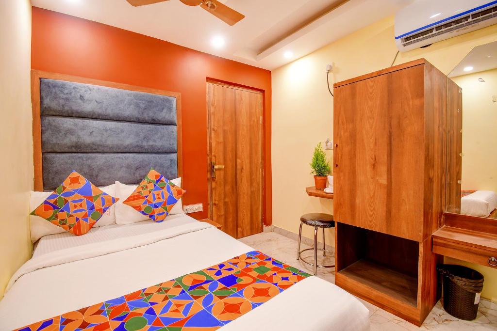 Postel nebo postele na pokoji v ubytování FabHotel Aqua Tulip - Nr Milan Mela