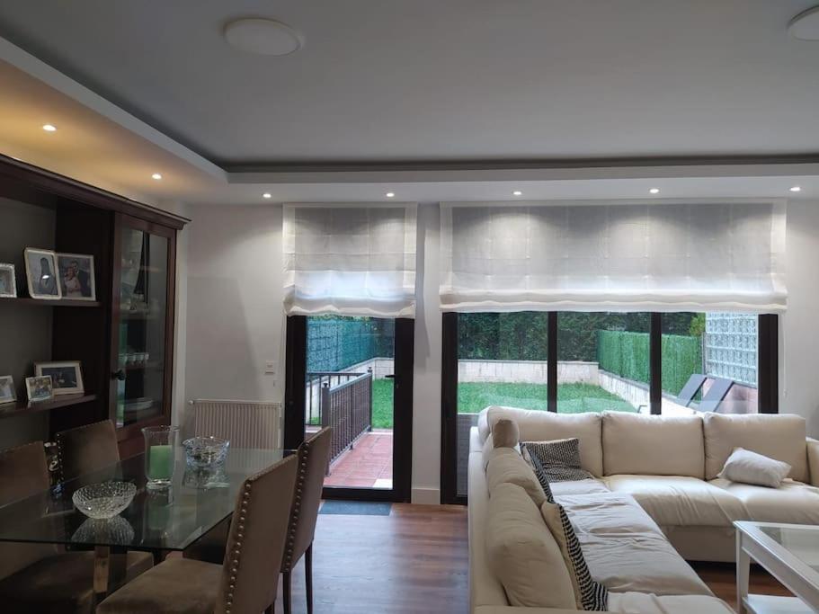 a living room with a couch and a table at Agradable adosado en soto de llanera in Llanera