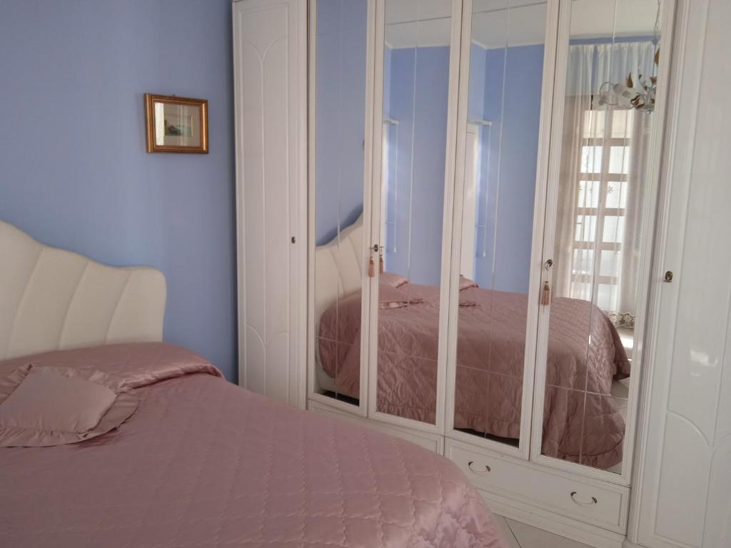 1 dormitorio con 1 cama y vestidor en Blu lapislazzuli, en Sorrento