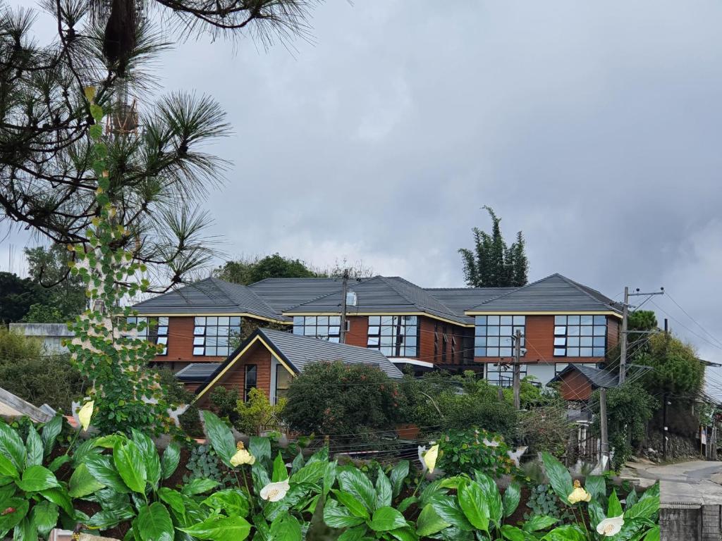 uma casa grande com janelas e plantas em frente em Hotel Mirador em Baguio
