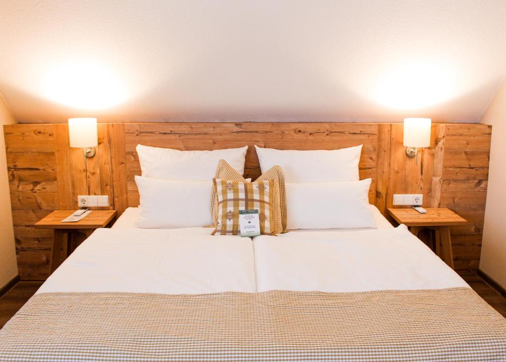 Postel nebo postele na pokoji v ubytování Hotel & Restaurant Zum Reussenstein