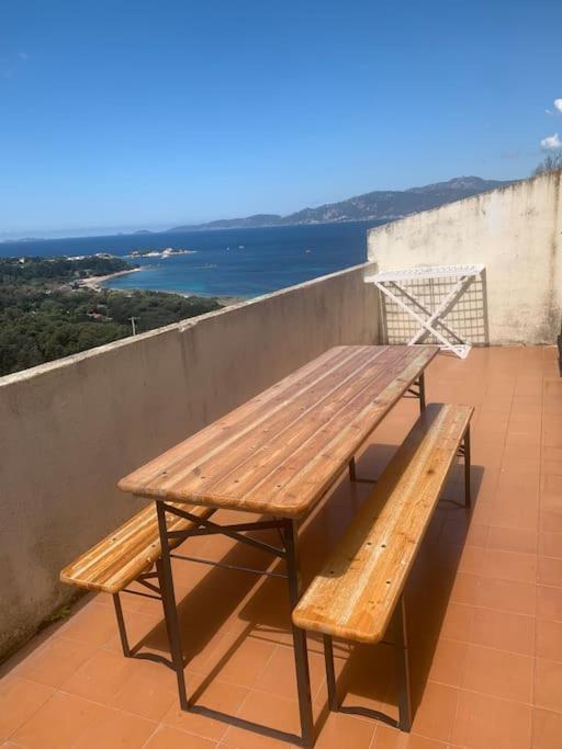 Zdjęcie z galerii obiektu Location saisonnière Rive sud - 6 personnes - vue panoramique mer w mieście Pietrosella