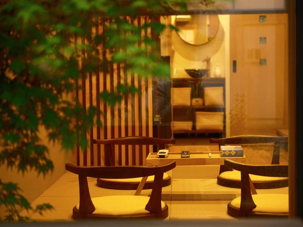 dois bancos e uma mesa num quarto em 京都 三日月 Mikazuki em Quioto