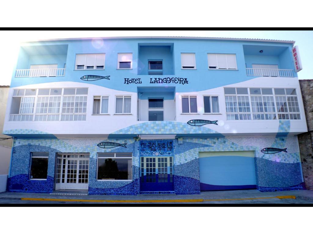 ein Gebäude mit blauen Fliesen auf der Vorderseite in der Unterkunft Hotel Langosteira in Kap Finisterre