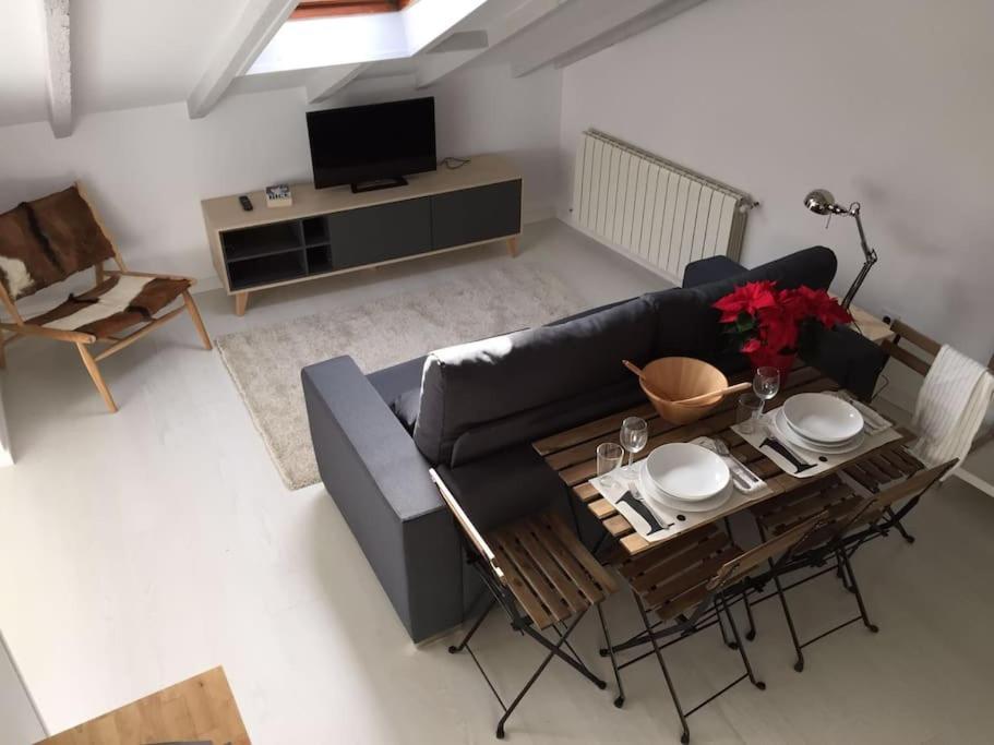 ein Wohnzimmer mit einem Sofa und einem Tisch in der Unterkunft New and bright Puertochico attic in Santander