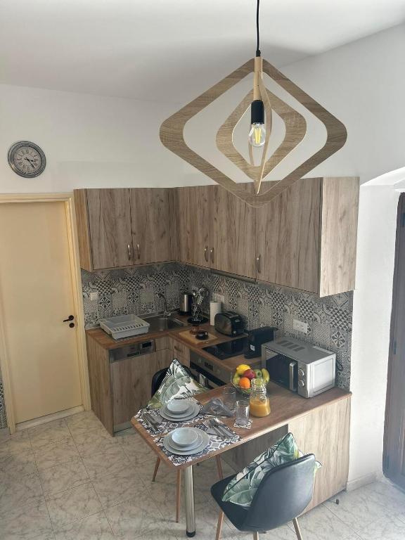 Kuchyň nebo kuchyňský kout v ubytování New Lindos Studio 45 renovated