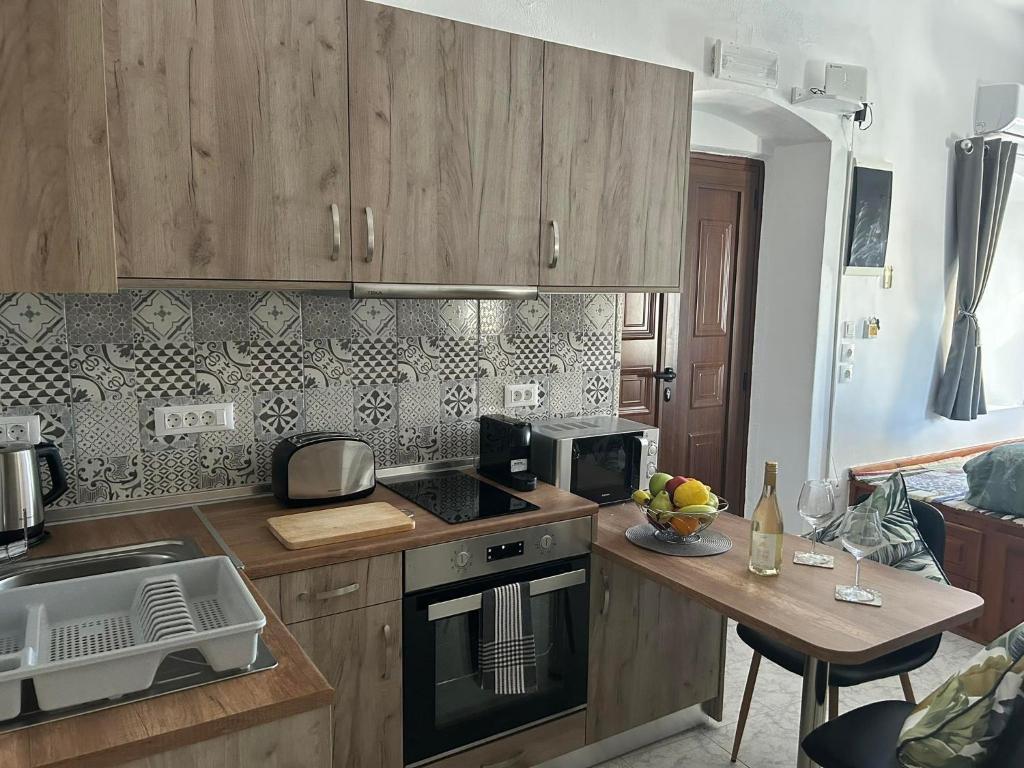 Kuchyň nebo kuchyňský kout v ubytování New Lindos Studio 45 renovated