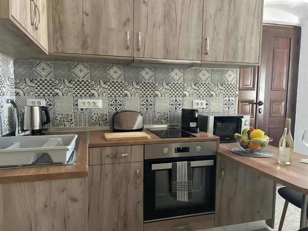 Kuchyň nebo kuchyňský kout v ubytování New Lindos Studio 45 renovated