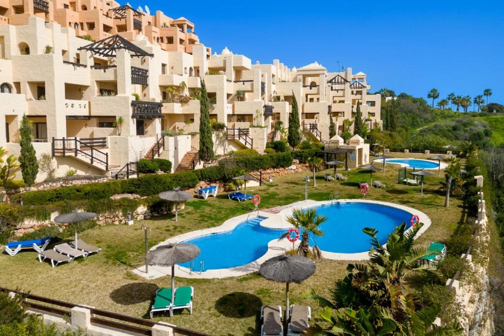 Bazén v ubytování 15 First line Penthouse with wonderful seaview near Duquesa Golf Manilva Andalucia nebo v jeho okolí