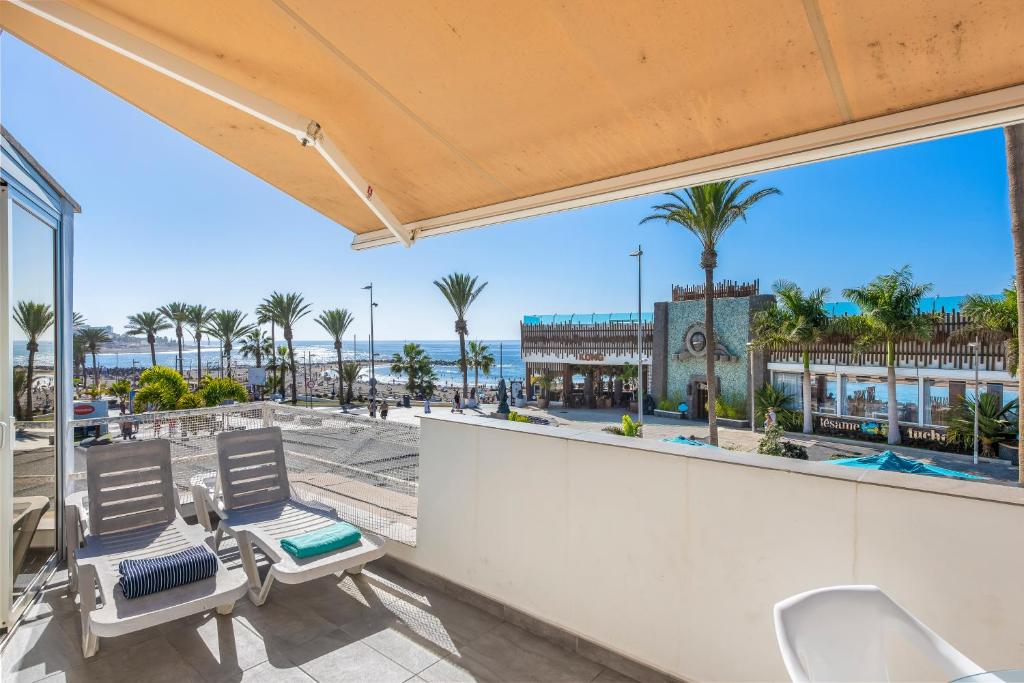 プラヤ・デ・ラス・アメリカスにあるBEACH APARTMENT N1のリゾートのバルコニーからビーチの景色を望めます。