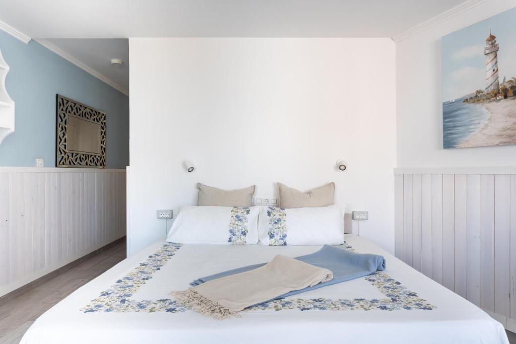 Postel nebo postele na pokoji v ubytování 3 apartments 50m from the Las Americas Promenade with heated pool