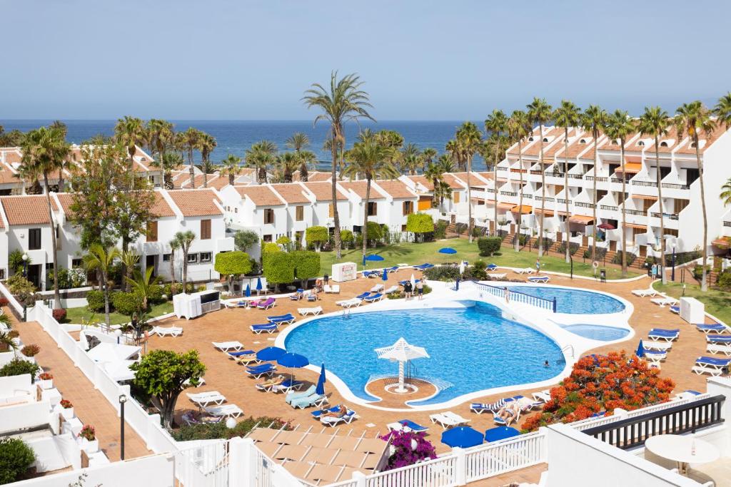 Bazén v ubytování 3 apartments 50m from the Las Americas Promenade with heated pool nebo v jeho okolí