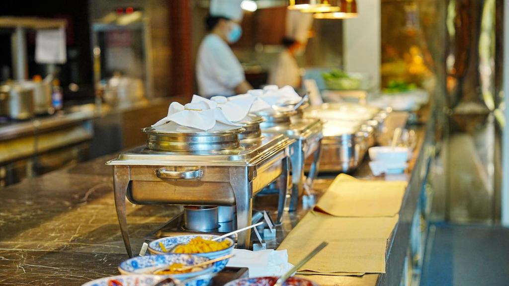 - un buffet avec des bols de nourriture dans un restaurant dans l'établissement Crowne Plaza Hotel Lanzhou, an IHG Hotel, à Lanzhou